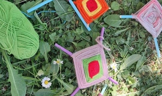 Eine Gruppe bunter Garn auf Gras Eine Gruppe bunter Garn auf Gras