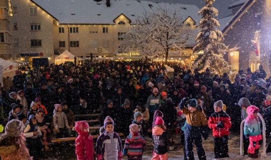 Eine Gruppe von Menschen in Kleidung Eine Gruppe von Menschen in Kleidung
