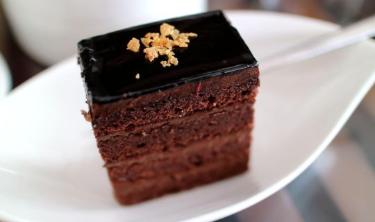 ein StÃ¼ck Schokoladenkuchen auf einem Teller