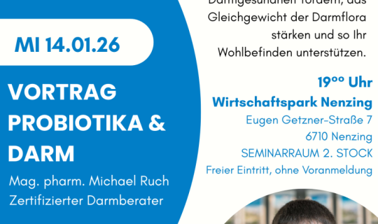 Eine Person mit Brille, die in die Kamera lÃ¤chelt