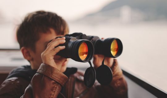 Kinderstadtführung Fernglas AdobeStock_178596184_KL.jpg
