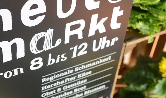 Markttafel am Wochenmarkt