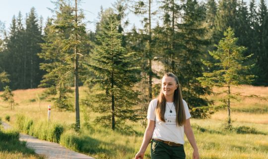 Katharina Moosbrugger im Fohramoos © Dominic Kummer - Bregenzerwald Tourismus.jpg Katharina Moosbrugger im Fohramoos © Dominic Kummer - Bregenzerwald Tourismus.jpg