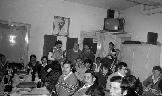 Jugoslawische âGastarbeiterâ ca. 1980 im Vereinsheim mit Porträt des Staatschefs Josip Tito, Foto: Oskar Spang, Stadtarchiv Bregenz Jugoslawische âGastarbeiterâ ca. 1980 im Vereinsheim mit Porträt des Staatschefs Josip Tito, Foto: Oskar Spang, Stadtarchiv Bregenz