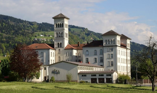 Ein groÃes weiÃes GebÃ¤ude mit einem groÃen Turm