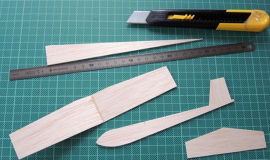 Ein Lineal und ein Messer auf einer Schneidematte Ein Lineal und ein Messer auf einer Schneidematte