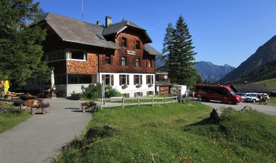 Erich Zucalli - www.guideservice.at Ankunft mit dem Wanderbus beim Berghotel Gamperdona im Nenzinger Himmel