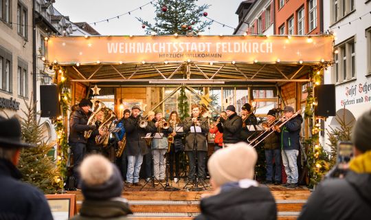 Musik-au-der-Weihnachtsbühne_Stadtmarketing-Feldkirch.jpg Musik-au-der-Weihnachtsbühne_Stadtmarketing-Feldkirch.jpg