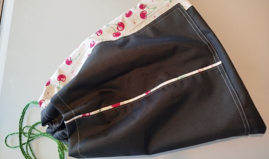 eine schwarz-weiÃe Stofftüte mit Kirschen darauf eine schwarz-weiÃe Stofftüte mit Kirschen darauf