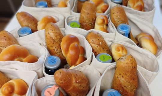 Eine Gruppe Brot in einer Tüte Eine Gruppe Brot in einer Tüte