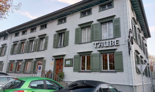 Karl-Marx-Haus mit grünen Fensterläden und einem Schild an der Vorderseite Karl-Marx-Haus mit grünen Fensterläden und einem Schild an der Vorderseite