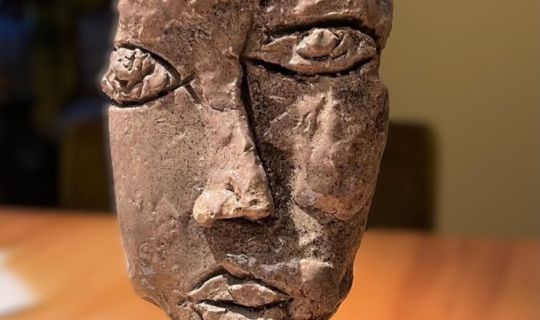 Eine Skulptur eines Gesichts