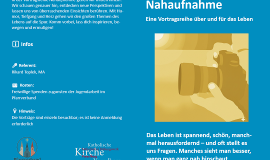 Eine blau-weiÃe BroschÃ¼re mit Text und einer Hand, die eine Kamera hÃ¤lt
