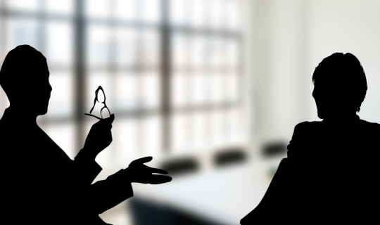 Eine Silhouette einer Person, die eine Brille hÃ¤lt