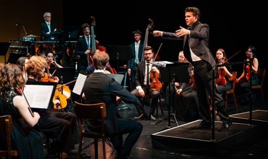 Dirigent-und-Orchester-C_Lukas_Grabher-42-scaled.jpg