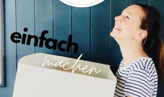 Julia Hofer Foto mit Logo_Kurs Chaos (1).jpg