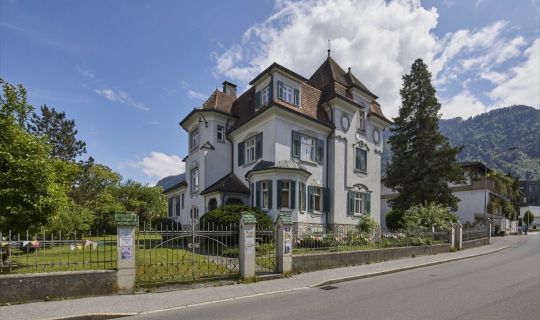 Ein Haus mit Zaun und Gras