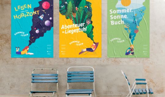 Plakate Sommerlesen an einer Wand mit Stühlen Plakate Sommerlesen an einer Wand mit Stühlen