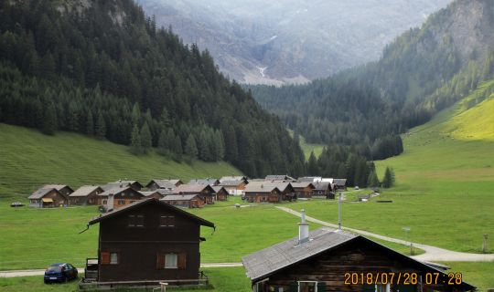 Erich Zucalli - www.guideservice.at Wunderschönes Ensemble der Ferienhäuser im Nenzinger Himmel