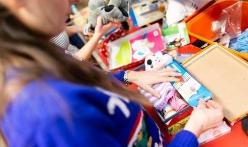 csm_neue_waren_schuhkarton_packen_6c292acd9b.jpg csm_neue_waren_schuhkarton_packen_6c292acd9b.jpg