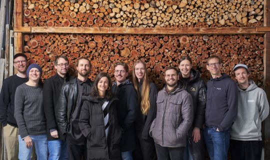 Eine Gruppe von Menschen, die für ein Foto posieren Eine Gruppe von Menschen, die für ein Foto posieren