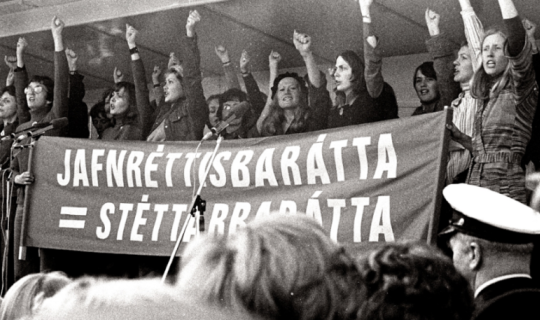 EinTagOhneFrauen_stage-fists-raisedâ¬Â®RiseandShine-Cinema-1204x457.png EinTagOhneFrauen_stage-fists-raisedâ¬Â®RiseandShine-Cinema-1204x457.png