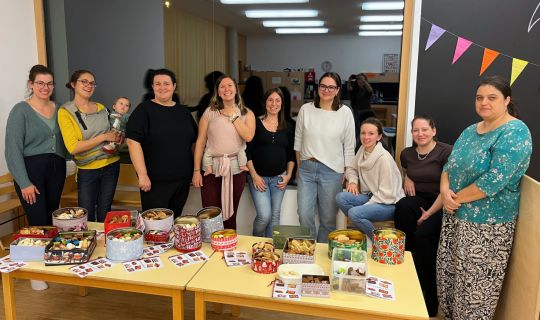 Eine Gruppe von Frauen, die für ein Foto posiert. Eine Gruppe von Frauen, die für ein Foto posiert.