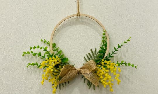 Frühlingskränze werden beim Mütterhock selbst gemacht. Frühlingskränze werden beim Mütterhock selbst gemacht.