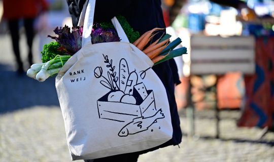 Tasche mit frischem GemÃ¼se auf dem Rankweiler Wochenmarkt
