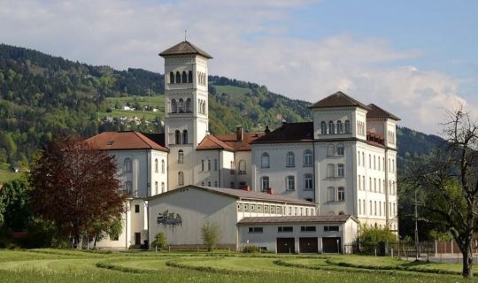 Ein groÃes weiÃes Gebäude mit einem groÃen Turm Ein groÃes weiÃes Gebäude mit einem groÃen Turm