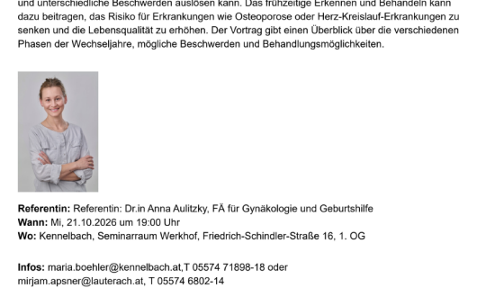 Eine Person, die mit verschränkten Armen lächelte Eine Person, die mit verschränkten Armen lächelte