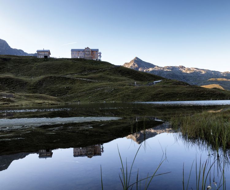 Neue Heilbronner HÃ¼tte mit Sonnenaufgangsstimmung