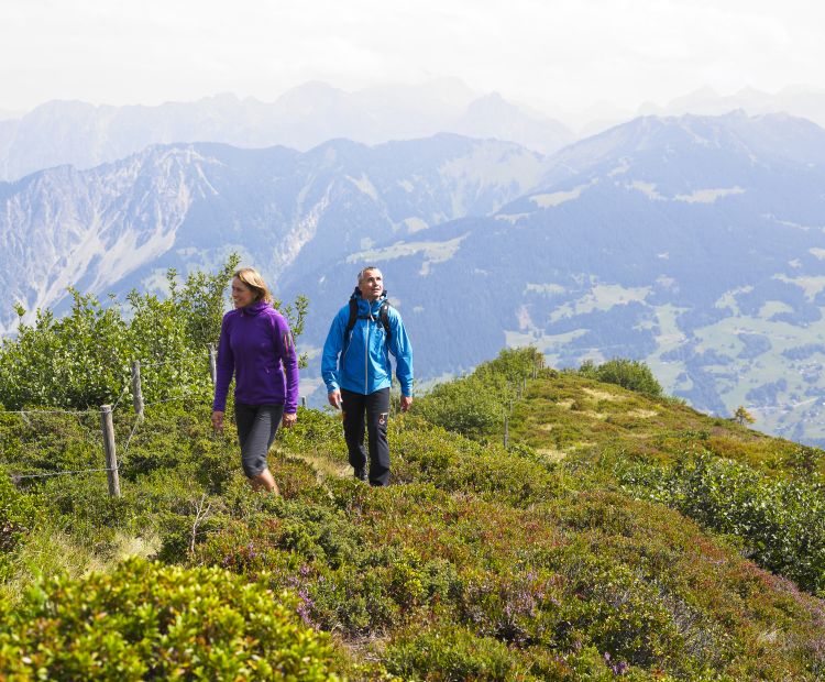 Weitblick nach Zürs am Arlberg mit Monzabonsee im Vordergrund Weitblick nach Zürs am Arlberg mit Monzabonsee im Vordergrund
