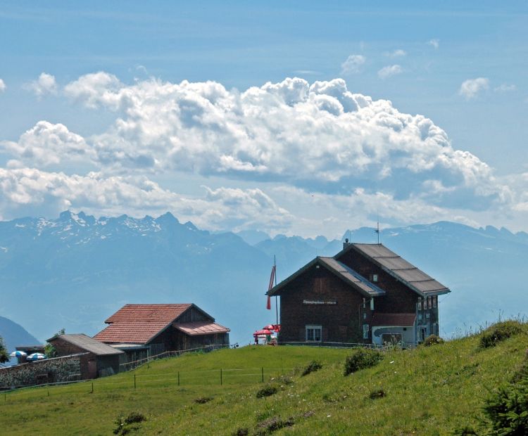 Rudolf Mayerhofer Alpwegkopfhaus mit Bergpanorama