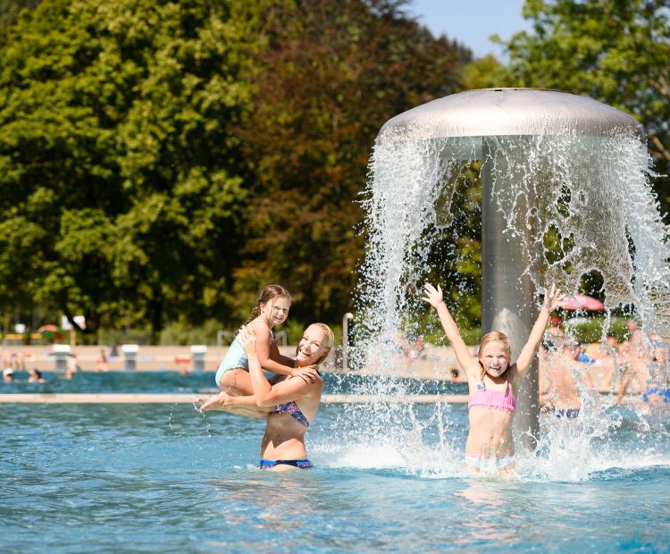 Familie im Erlebnisbecken Familie im Erlebnisbecken