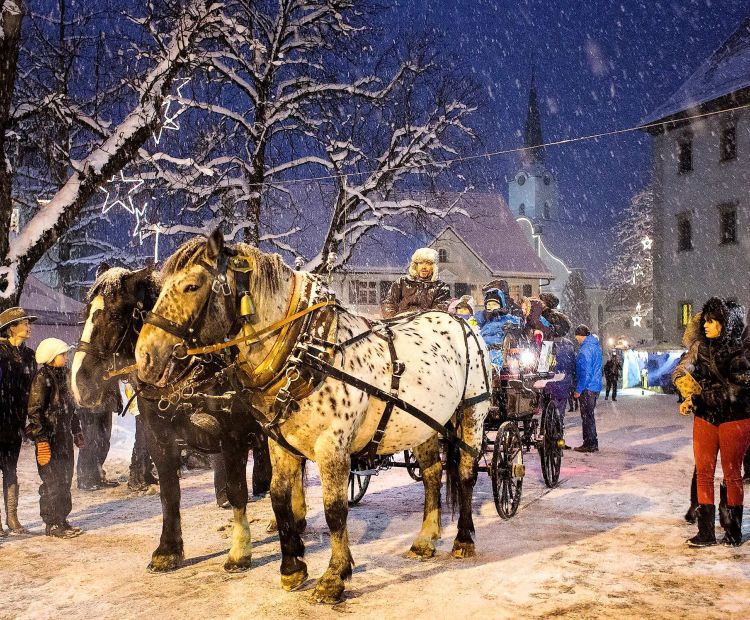 Kutschenfahrt auf dem Weihnachtsmarkt Hohenems (c) - Stadtmarketing Hohenems Kutschenfahrt auf dem Weihnachtsmarkt Hohenems (c) - Stadtmarketing Hohenems