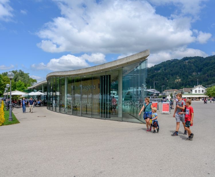 Gregor Lengler - Vorarlberg Tourismus Hafen Bregenz, Gebäude "Die Welle" mit Ticketbüro der Vorarlberg Lines