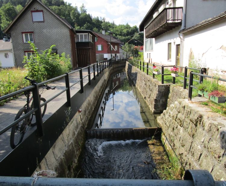 Die Nafla von Tufers kommend in ihrem engen Korsett, die in der Vergangenheit MÃ¼hlen angetrieben hat.