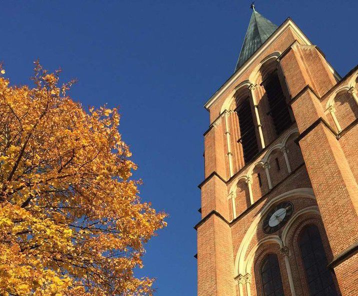 -herz-jesu-kirche-im-herbst(c)T.Blank -herz-jesu-kirche-im-herbst(c)T.Blank