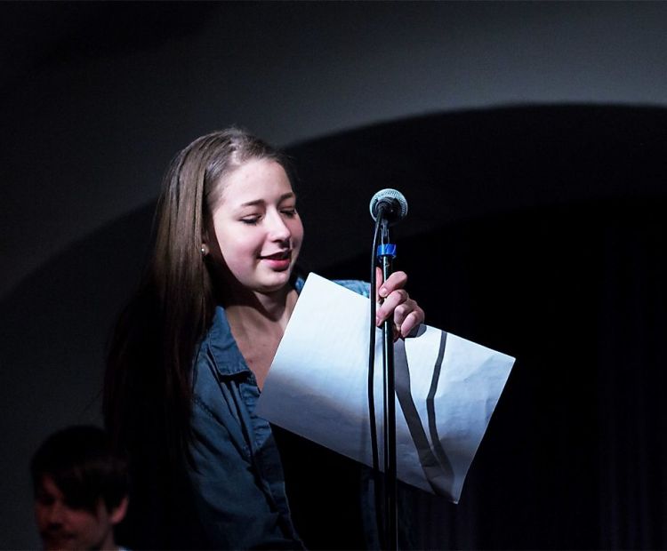 micdrop, Poetry Slam, Saumarkt, Ines 2021-06 bild TaS micdrop ines.jpg