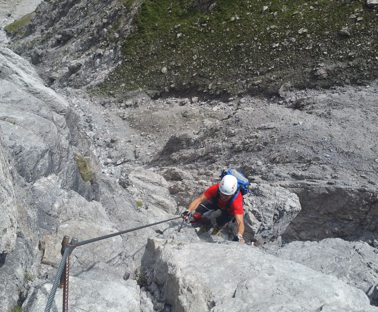 Schlüsselstelle gleich am Anfang nach der Querung. Teilweise überhängig. Viele starten auch erst hier die Tour, da bis hierher auch ein alpiner Steig führt Schlüsselstelle gleich am Anfang nach der Querung. Teilweise überhängig. Viele starten auch erst hier die Tour, da bis hierher auch ein alpiner Steig führt