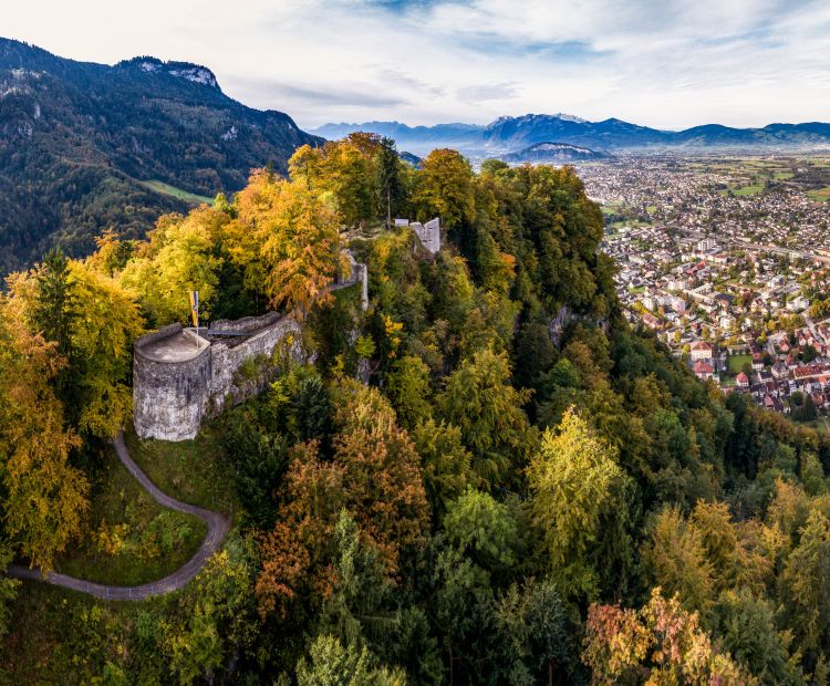 Ruine Alt-Ems und Blick über Hohenems