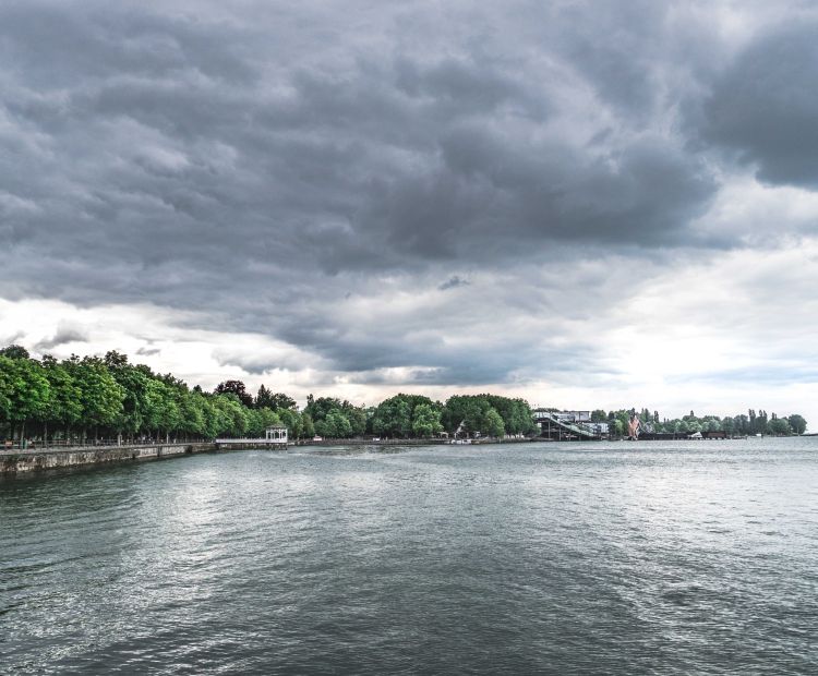 Schlechtwetter über Seeanlagen in Bregenz