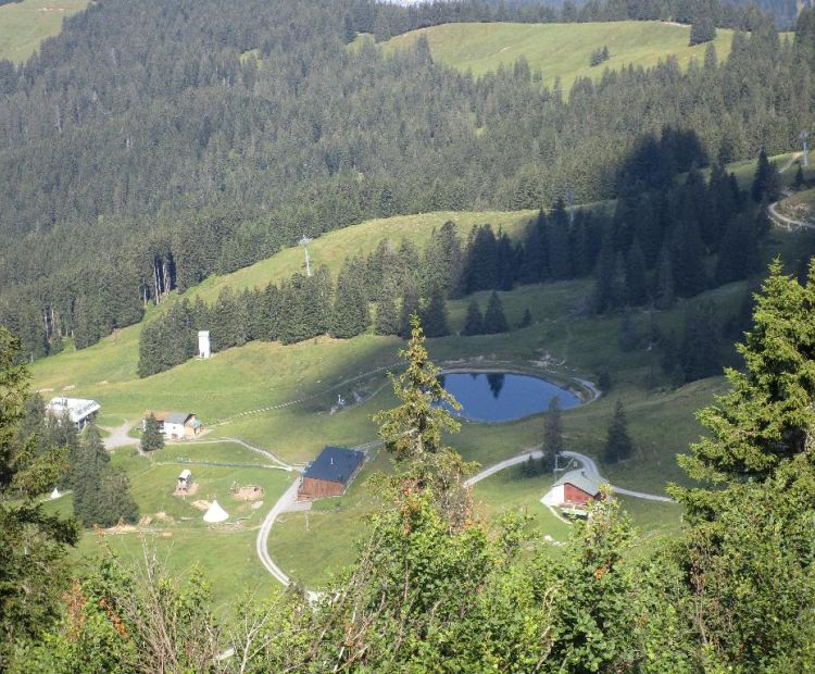 Erich Zucalli - www.guideservice.at Die Falbastuba und Speicherteich des Skigebietes Gapfohl
