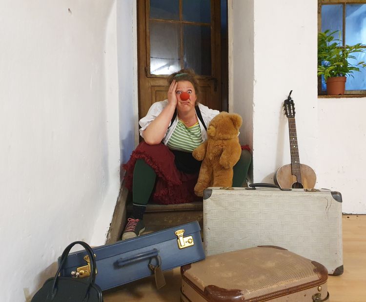 Lisa Suitner, Clown Lillilu, LisaFestival 2021-07 bild TaS Lillilu_koffer2.jpg