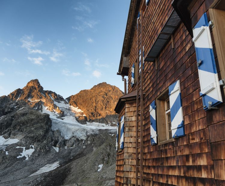 Saarbrücker Hütte mit Litzner Gletscher Saarbrücker Hütte mit Litzner Gletscher