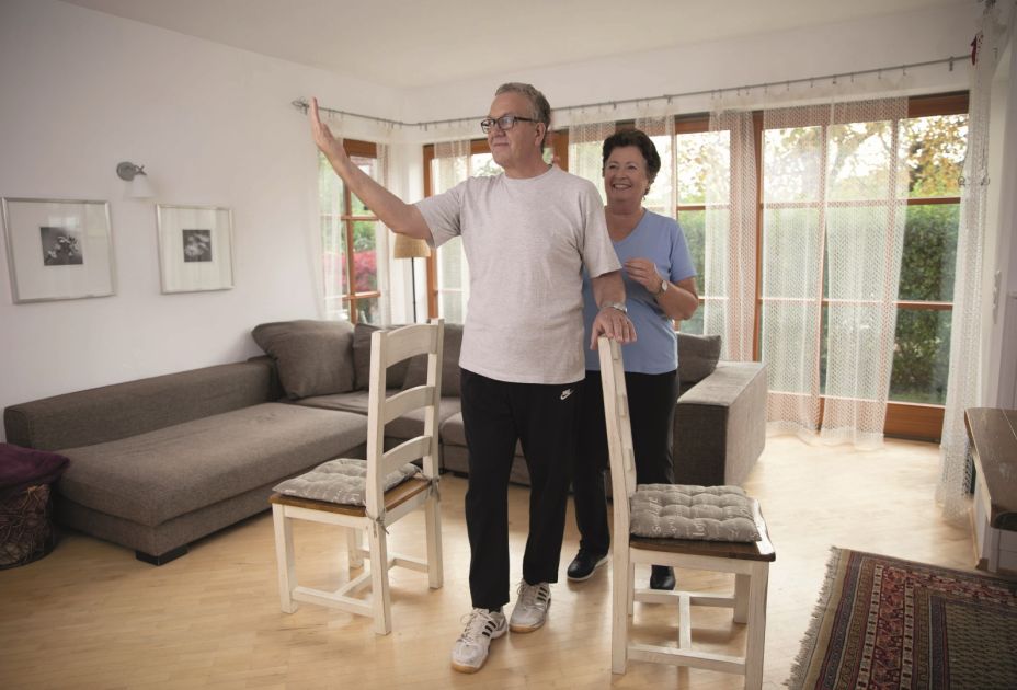 eine Dame und ein Herr bei Ãbungen zur Sturzprävention eine Dame und ein Herr bei Ãbungen zur Sturzprävention