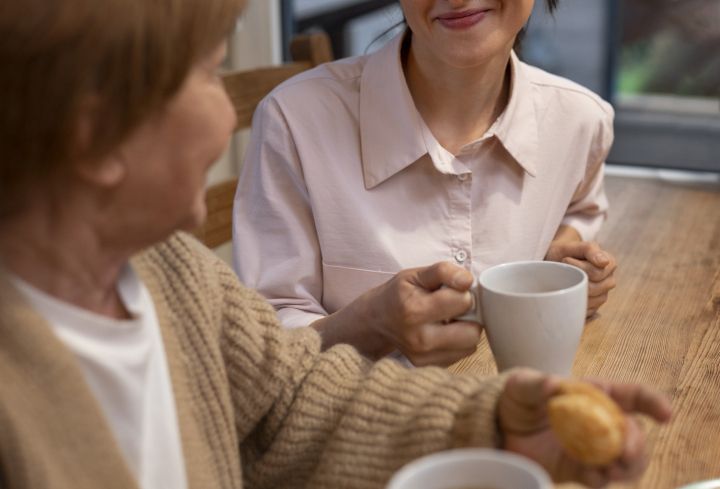 zwei Damen tauschen sich aus zwei Damen tauschen sich aus