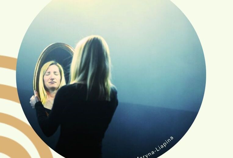 Eine Person, die in einen Spiegel schaut Eine Person, die in einen Spiegel schaut