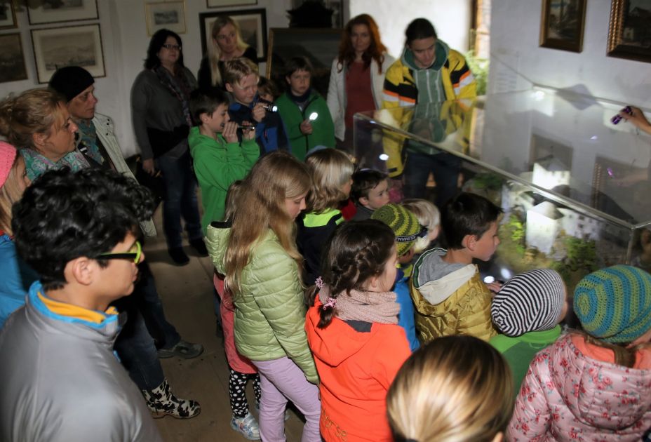 Familienfuehrung_Schattenburg_im_dunklen__c__Schattenburgmuseum.jpg